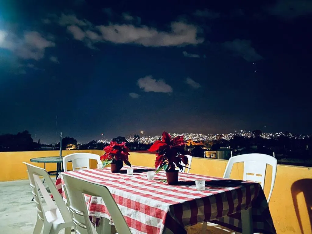 Terraza del hostal de noche con vista a la ciudad