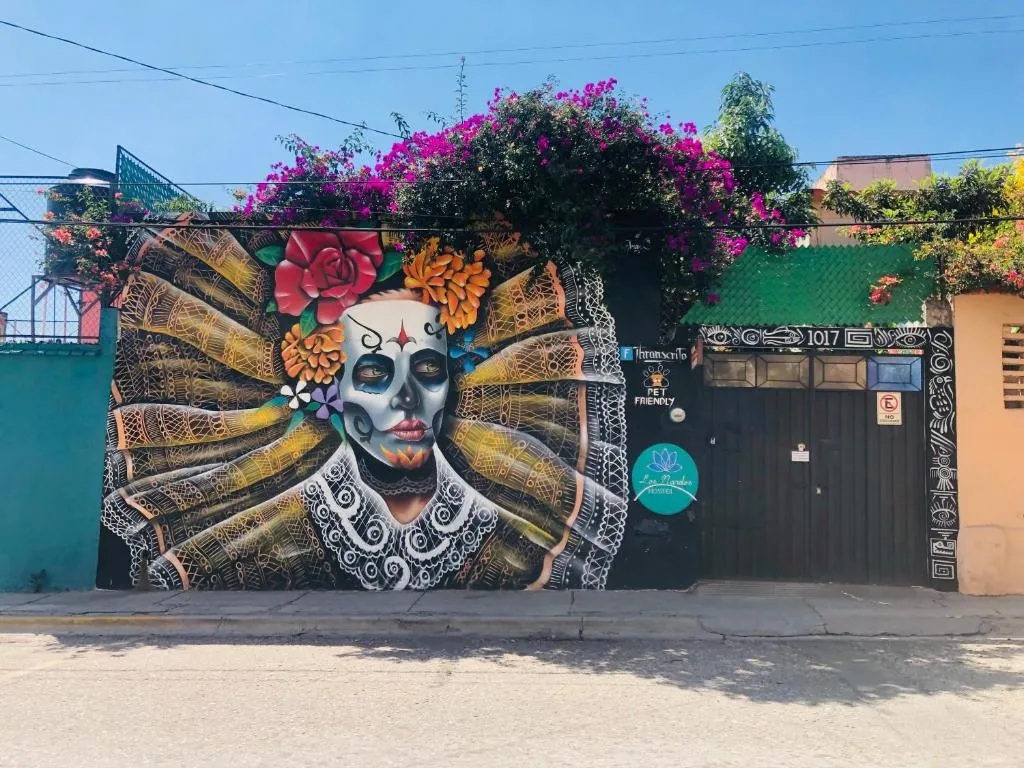 Mural de catrina en la fachada de Los Nardos Hostel, Barrio de Jalatlaco